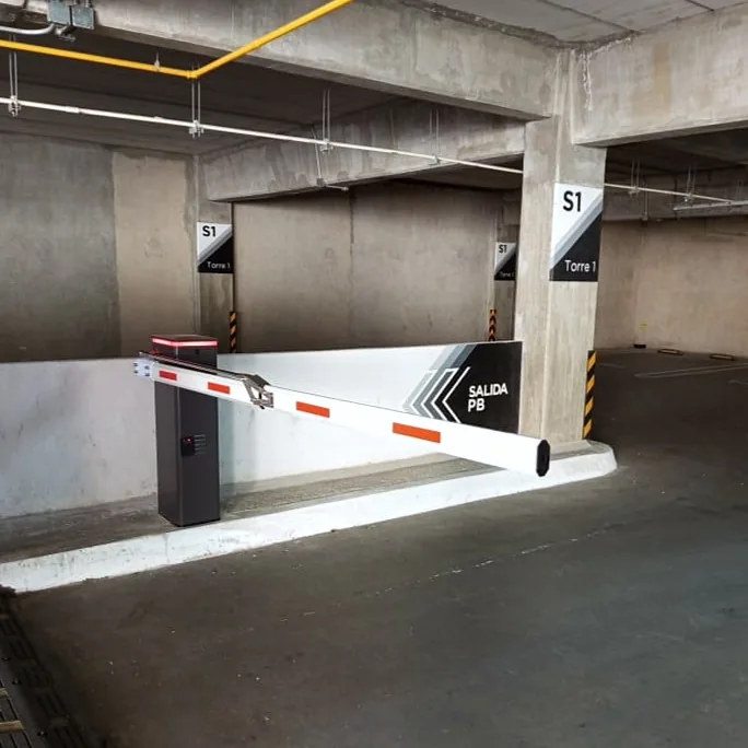 Barrera vehicular automatizada instalada por Ocean Tech en el estacionamiento de un desarrollo en Guadalajara