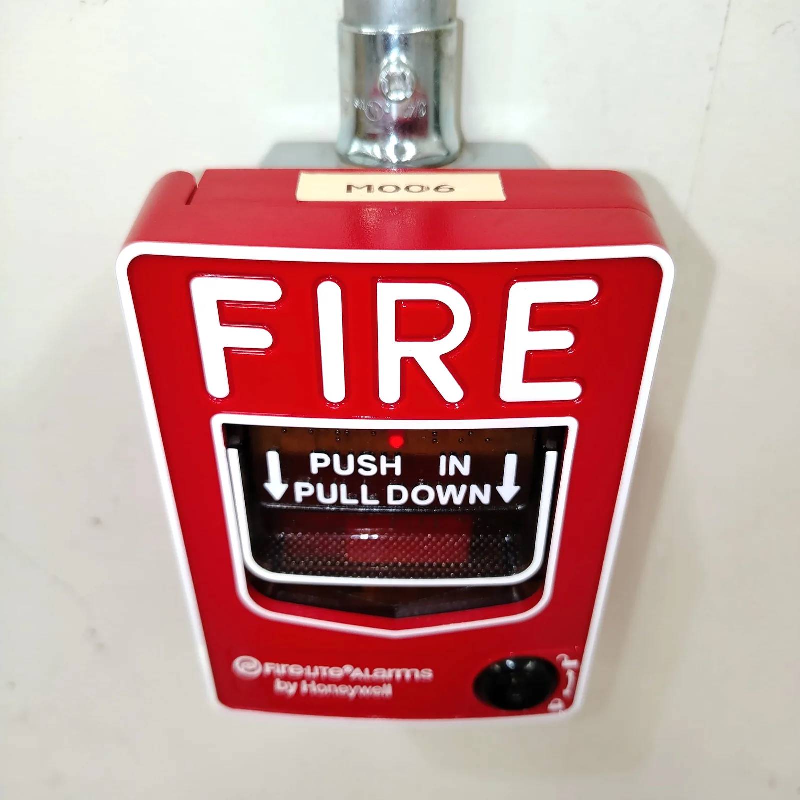 Estación manual de alarma contra incendio Fire-Lite instalada por Ocean Tech en Guadalajara