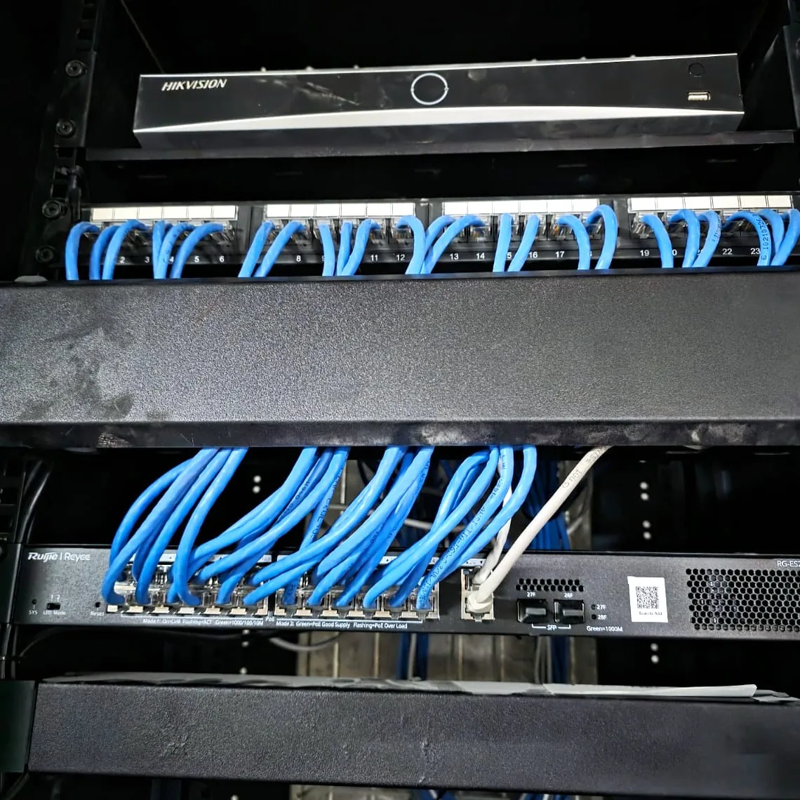 Rack con videograbador de red, switch administrable y patch panel numerado instalado por Ocean Tech