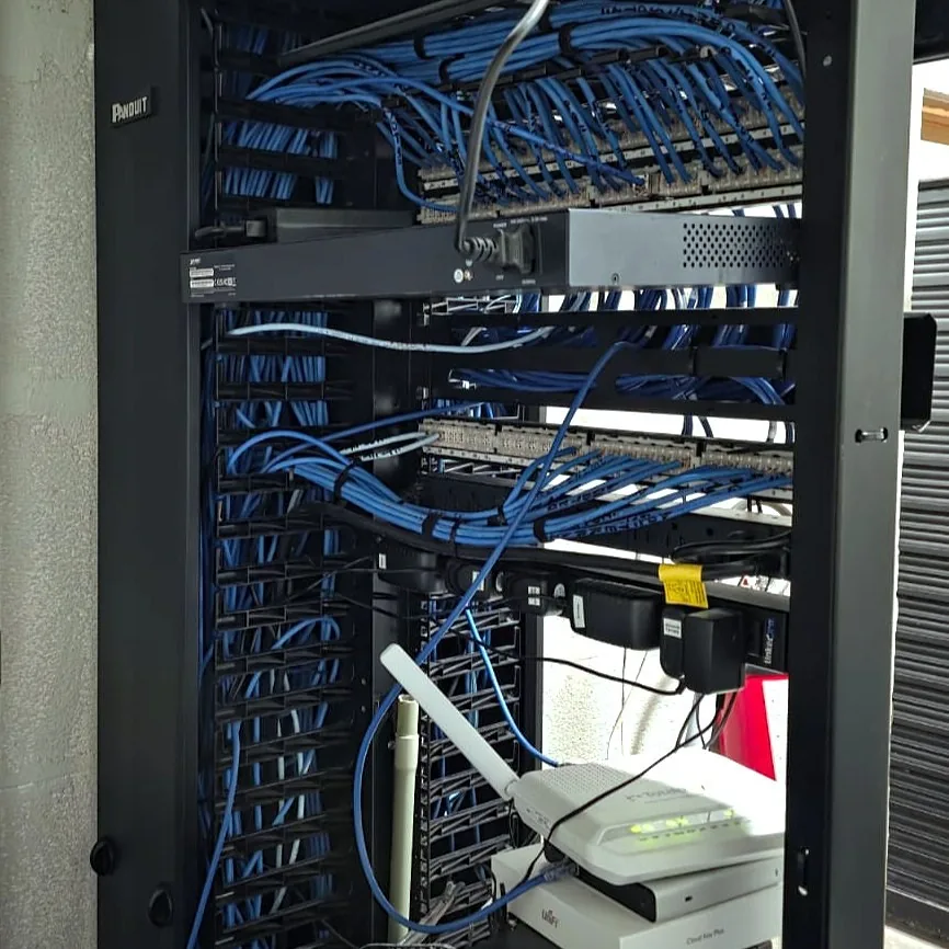 Gabinete de cableado estructurado con patch panels Panduit y organizadores instalado por Ocean Tech