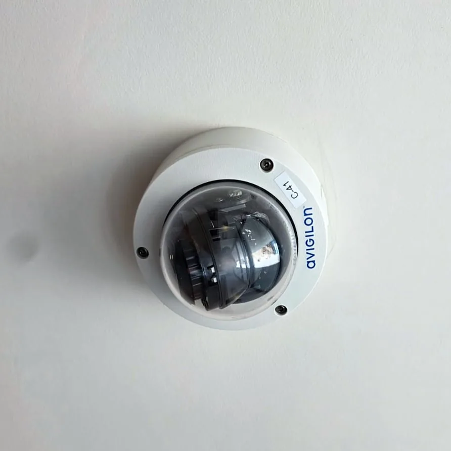 Cámara domo Avigilon instalada en techo por Ocean Tech