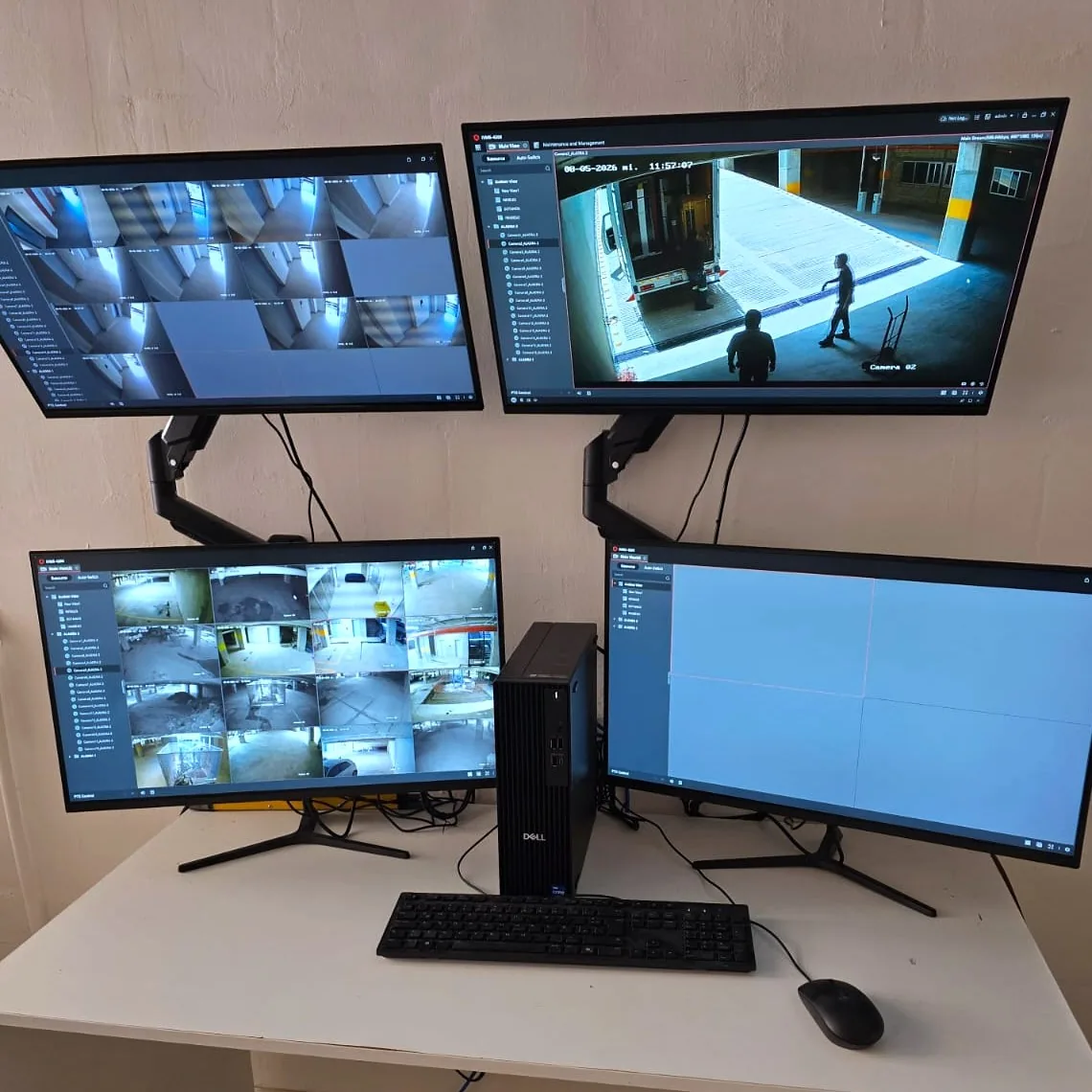 Centro de monitoreo de CCTV con cuatro pantallas instalado por Ocean Tech en Guadalajara